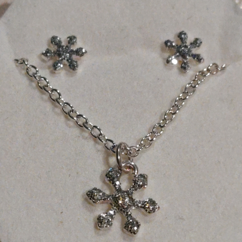 Beautiful Avon jewelry set is the  perfect gift for a special occasion / holiday
